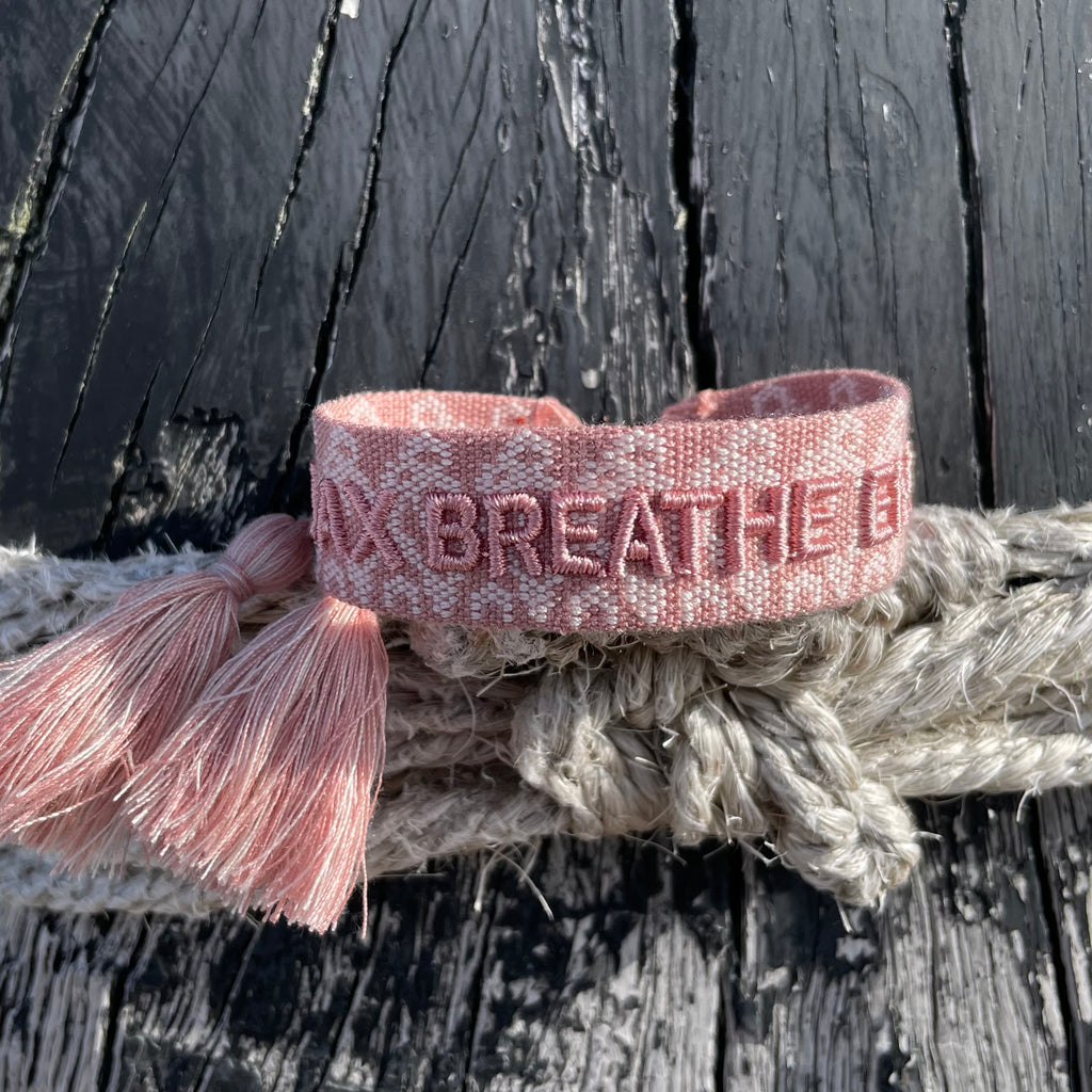 RELAX BREATHE ENJOY uttalande armband vävt, broderat image 0