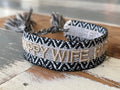 HAPPY WIFE, HAPPY LIFE  uttalande armband vävt, broderat image 0