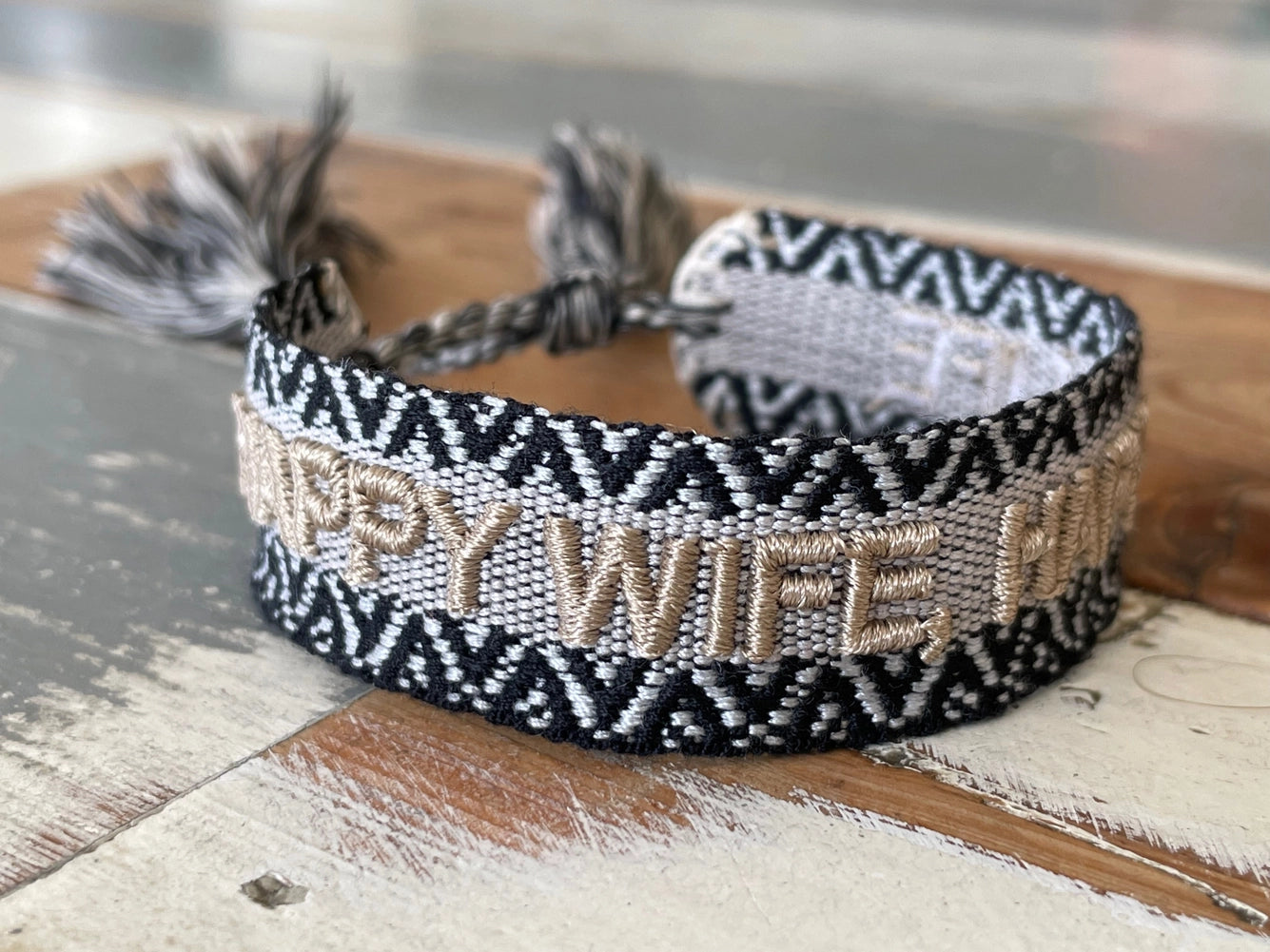 HAPPY WIFE, HAPPY LIFE  uttalande armband vävt, broderat image 0