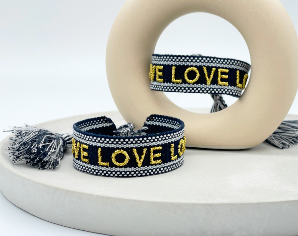 LOVE LOVE LOVE uttalande armband vävt, broderat image 3