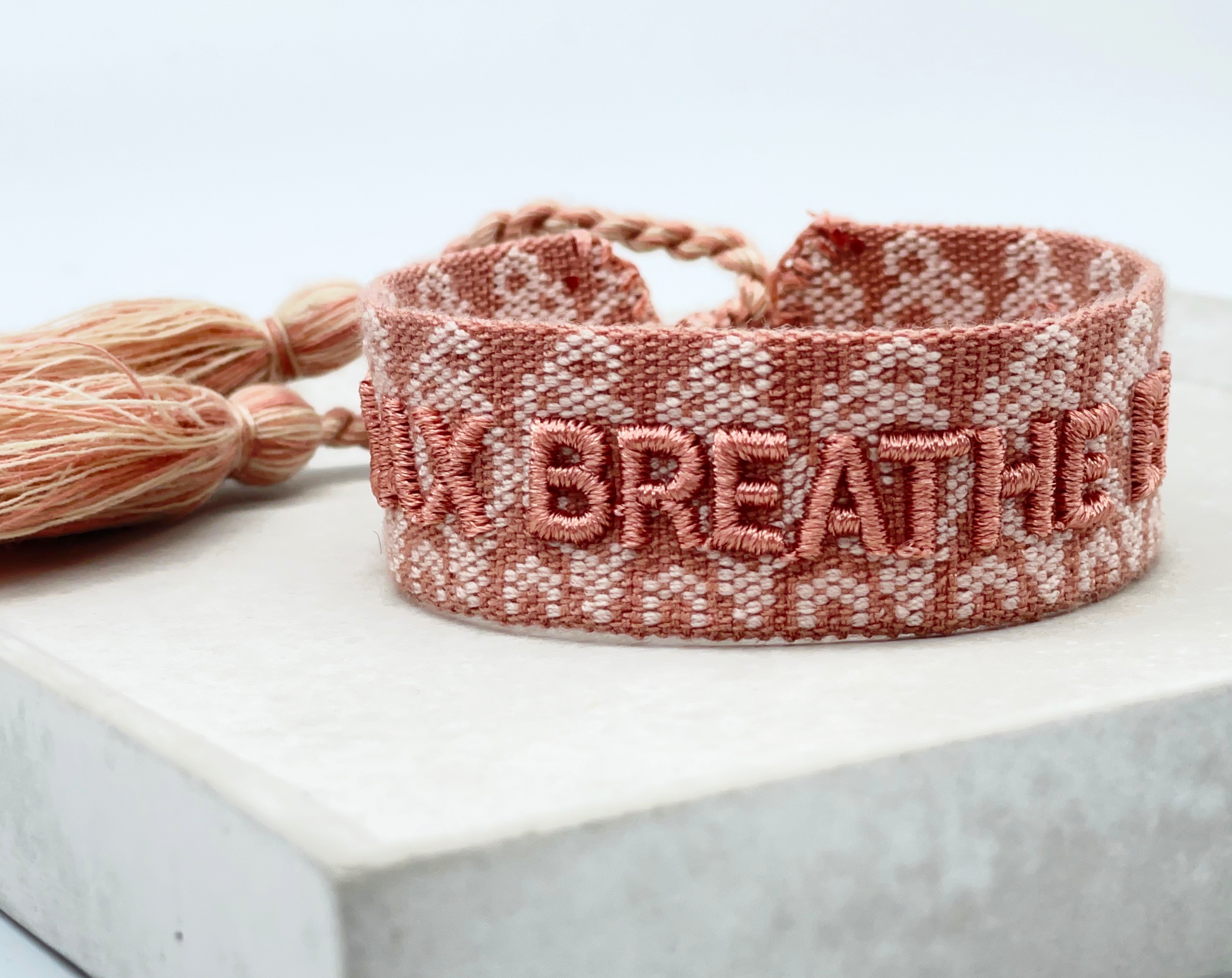 RELAX BREATHE ENJOY uttalande armband vävt, broderat image 2