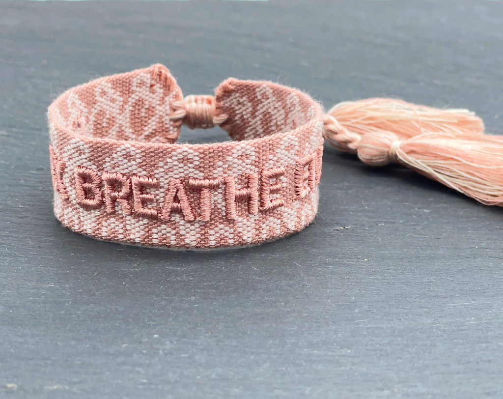 RELAX BREATHE ENJOY uttalande armband vävt, broderat image 3
