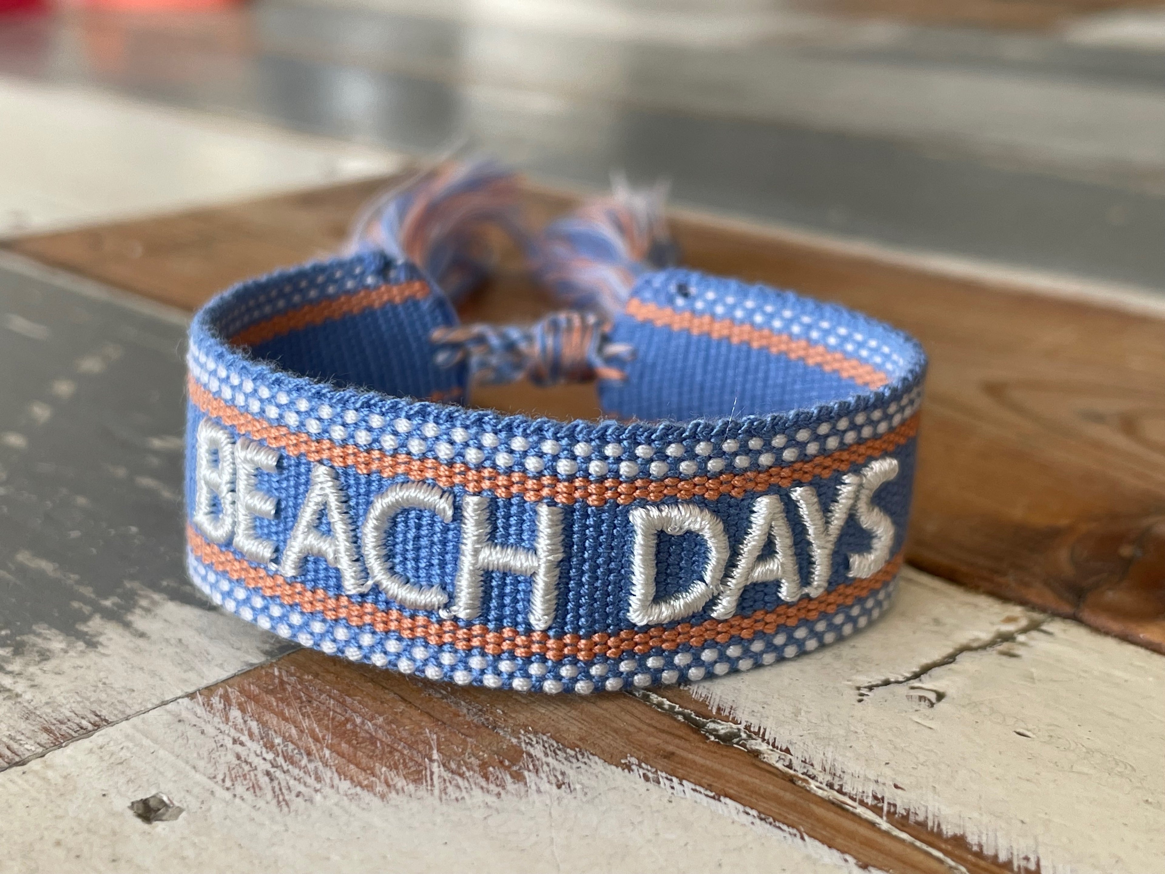 Beach Days uttalande armband vävt, broderat image 0
