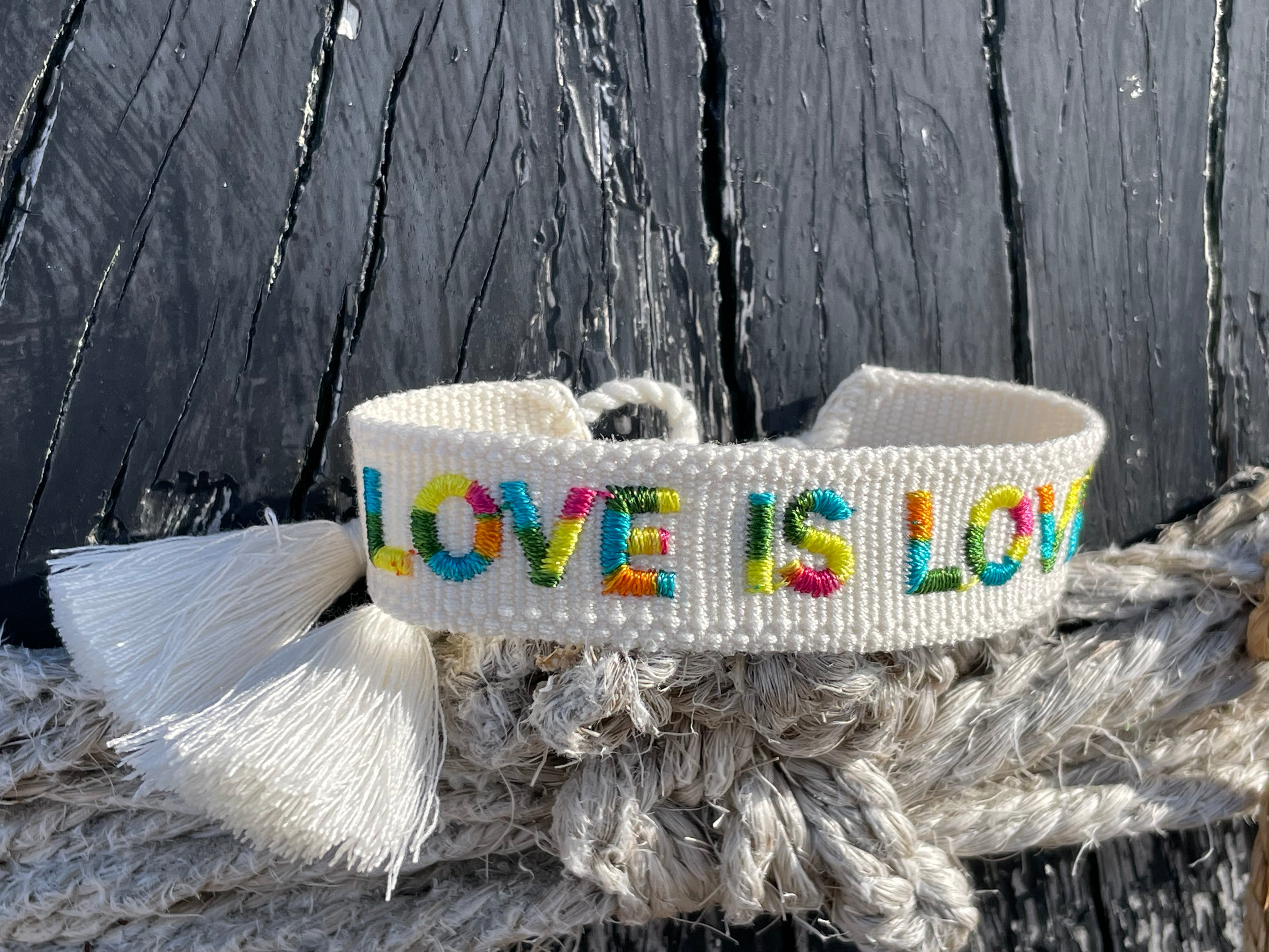LOVE IS LOVE uttalande armband vävt, broderat image 3