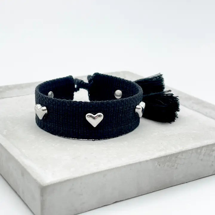 HEARTS uttalande armband i svart vävt, broderat image 0