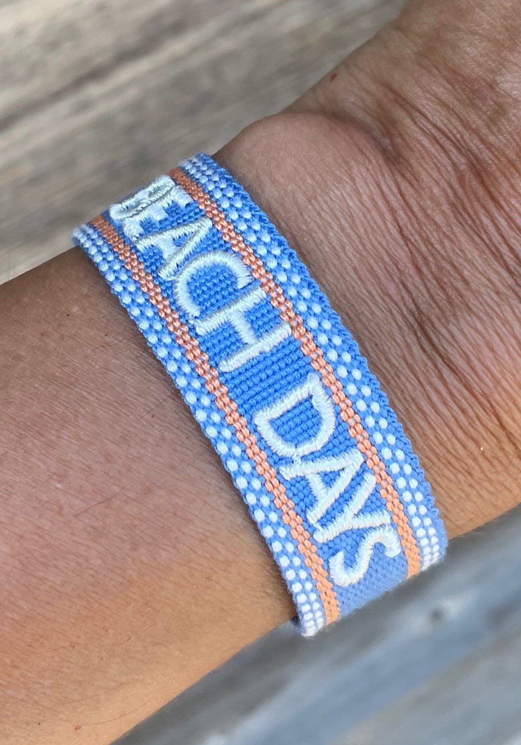 Beach Days uttalande armband vävt, broderat image 2