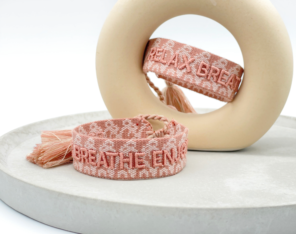 RELAX BREATHE ENJOY uttalande armband vävt, broderat image 1