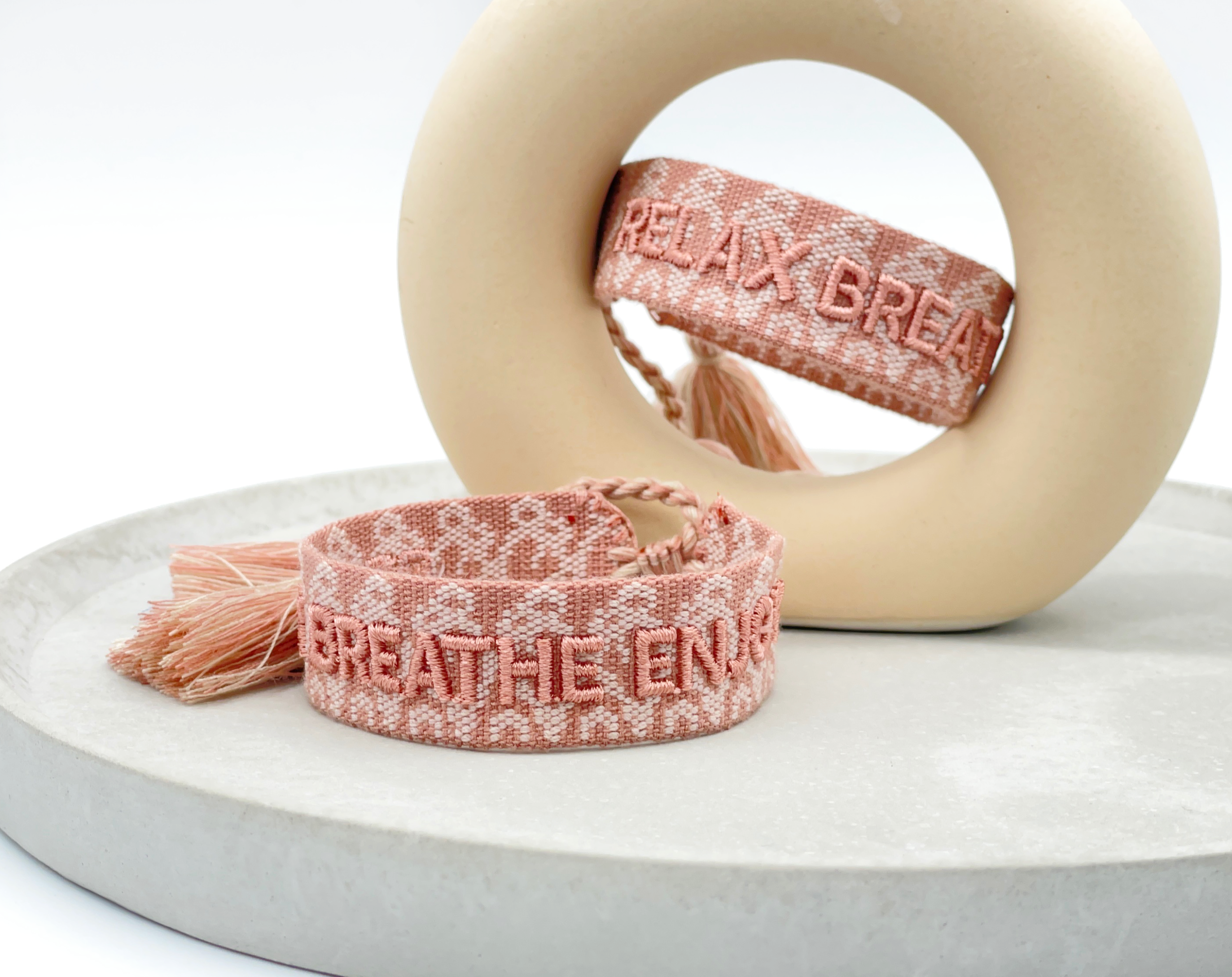 RELAX BREATHE ENJOY uttalande armband vävt, broderat image 1