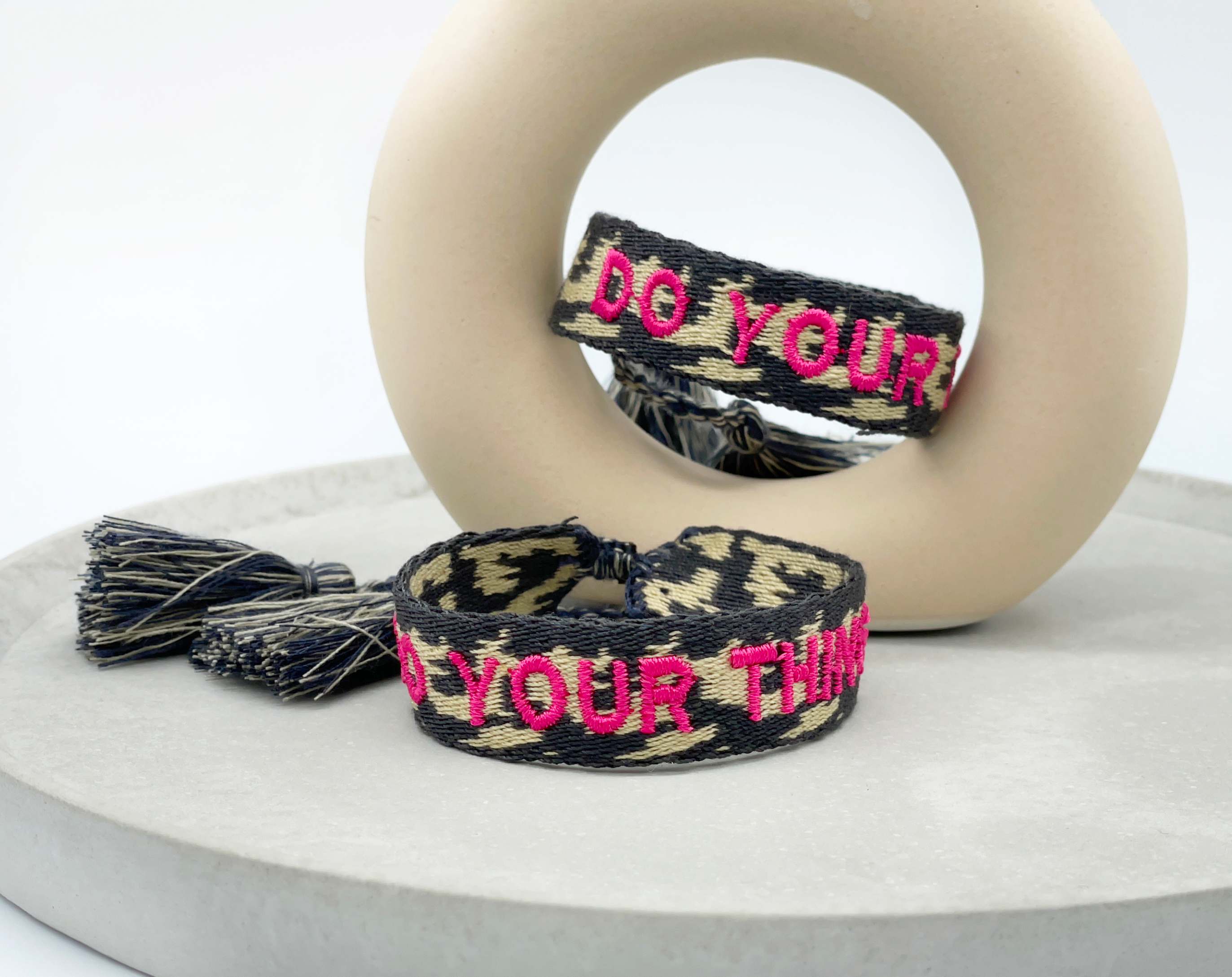 DO YOUR THING uttalande armband vävt, broderat image 1
