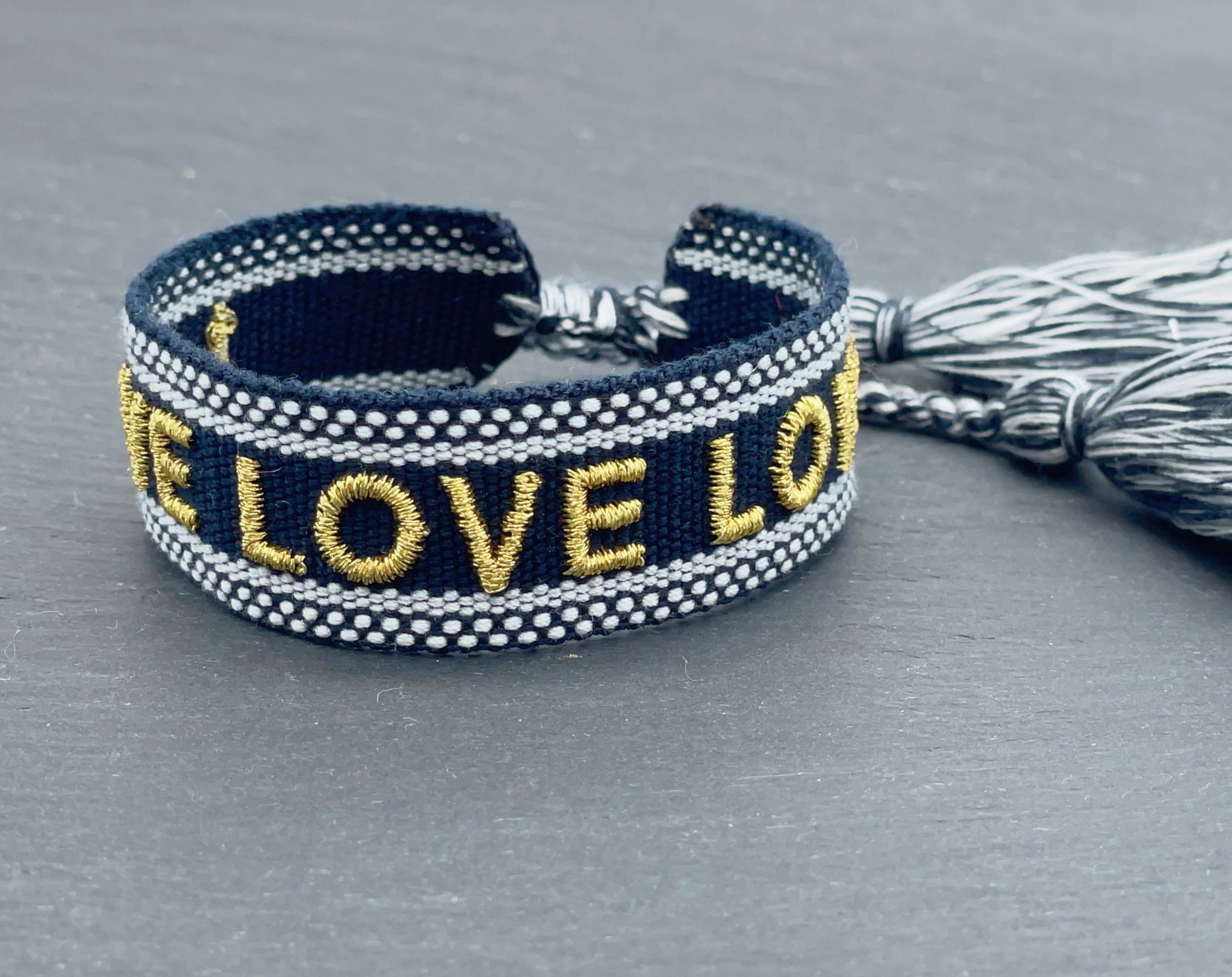 LOVE LOVE LOVE uttalande armband vävt, broderat image 2