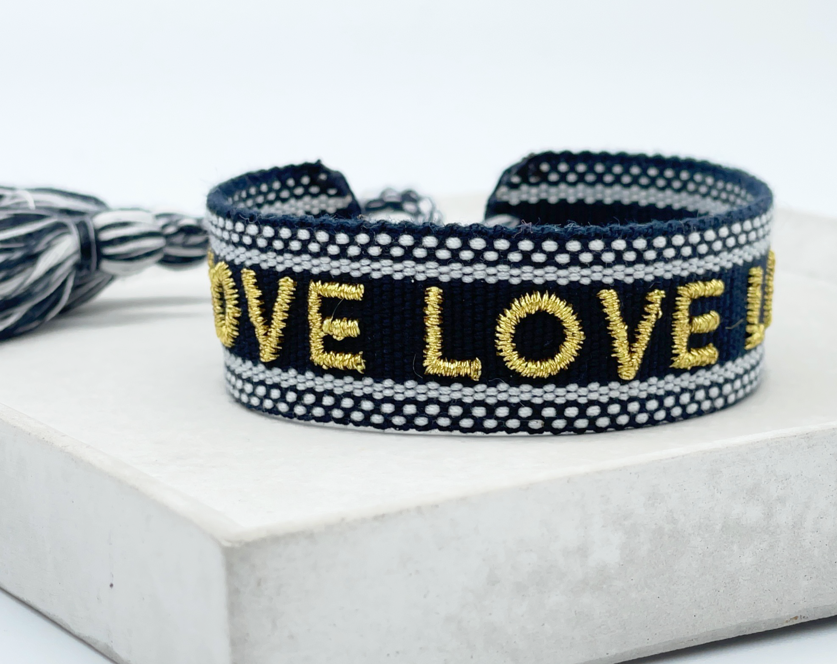 LOVE LOVE LOVE uttalande armband vävt, broderat image 1