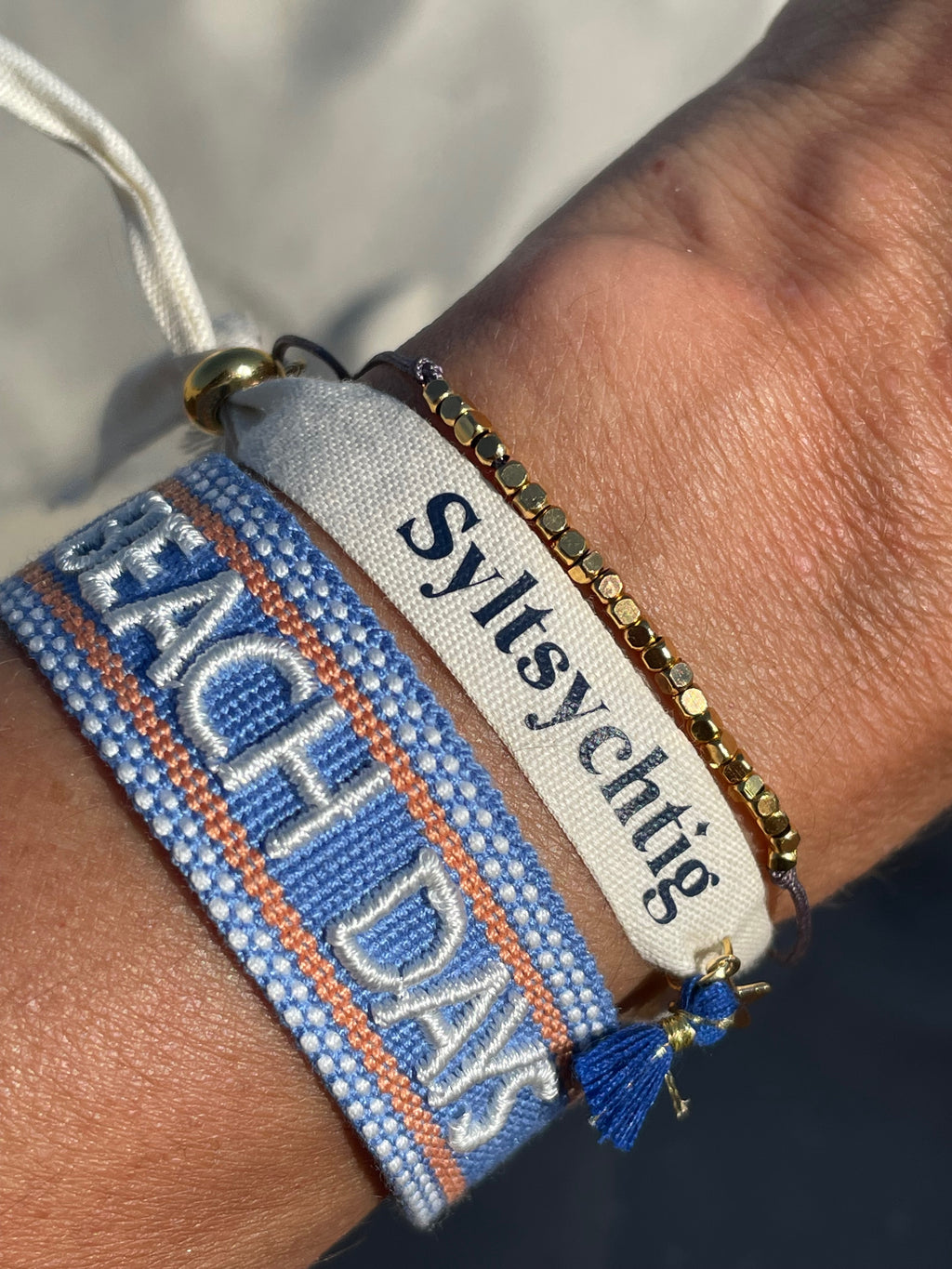 Beach Days uttalande armband vävt, broderat image 1