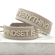 MINDSET IS EVERYTHING uttalande armband vävt, broderat image 0