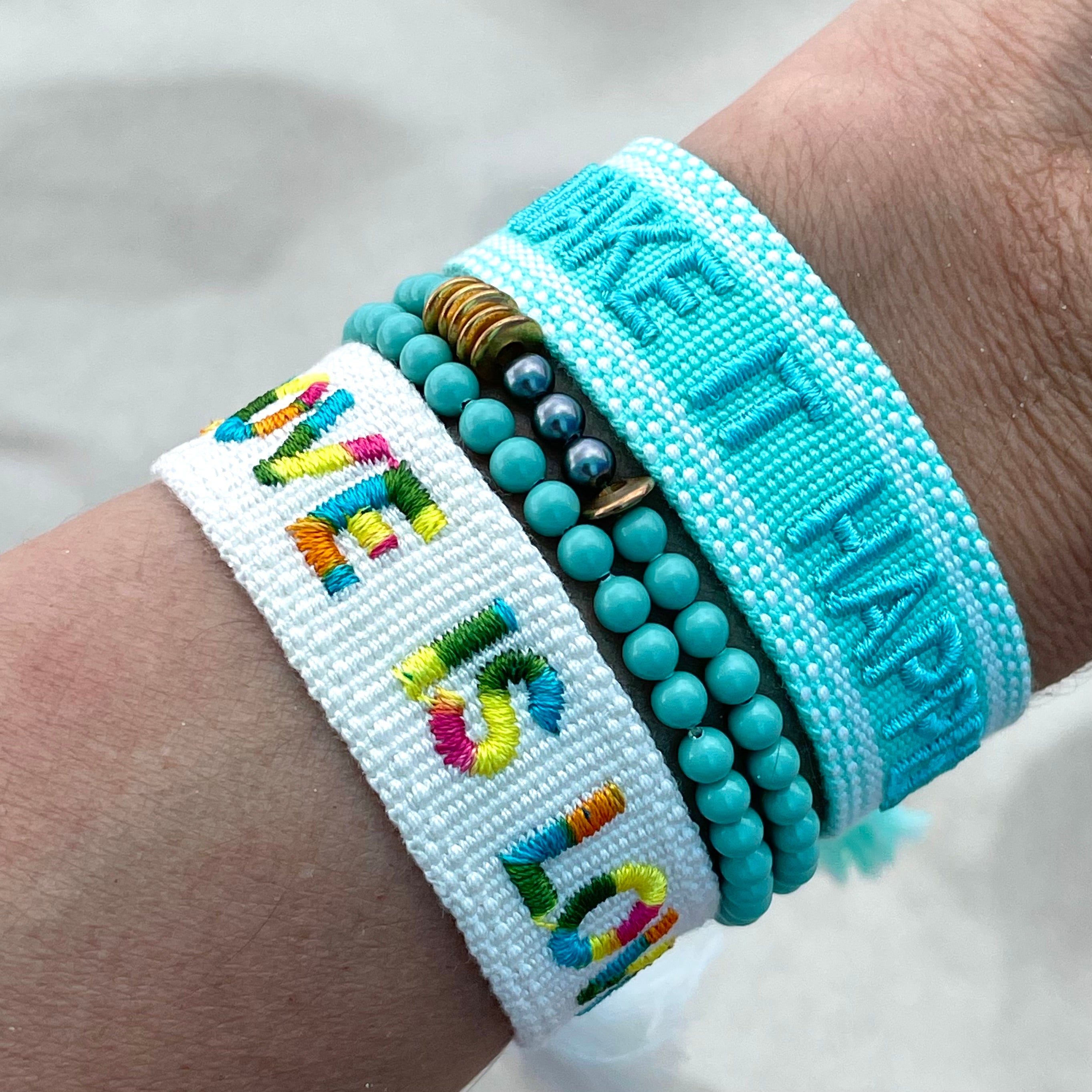 LOVE IS LOVE uttalande armband vävt, broderat image 2