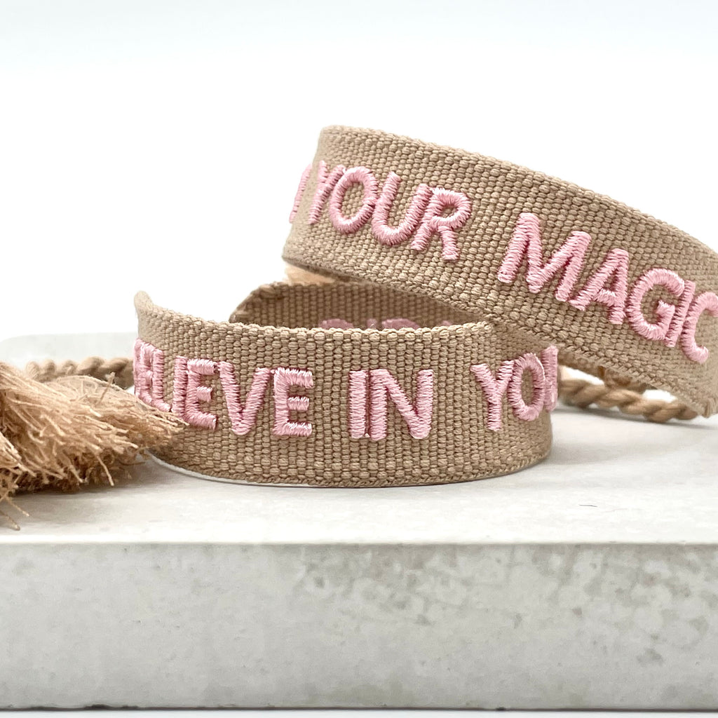 BELIEVE IN YOUR MAGIC uttalande armband vävt, broderat image 0