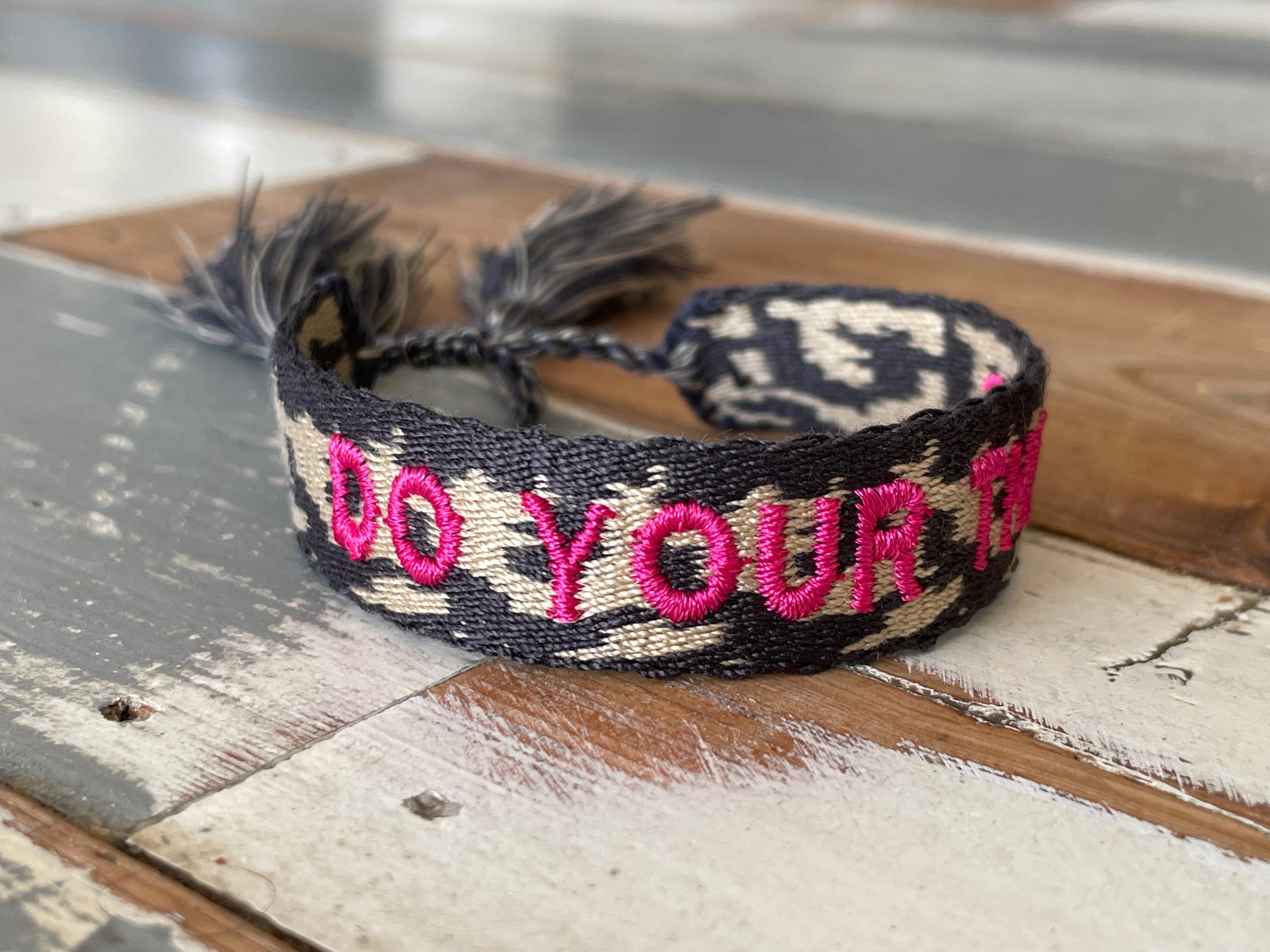 DO YOUR THING uttalande armband vävt, broderat image 3
