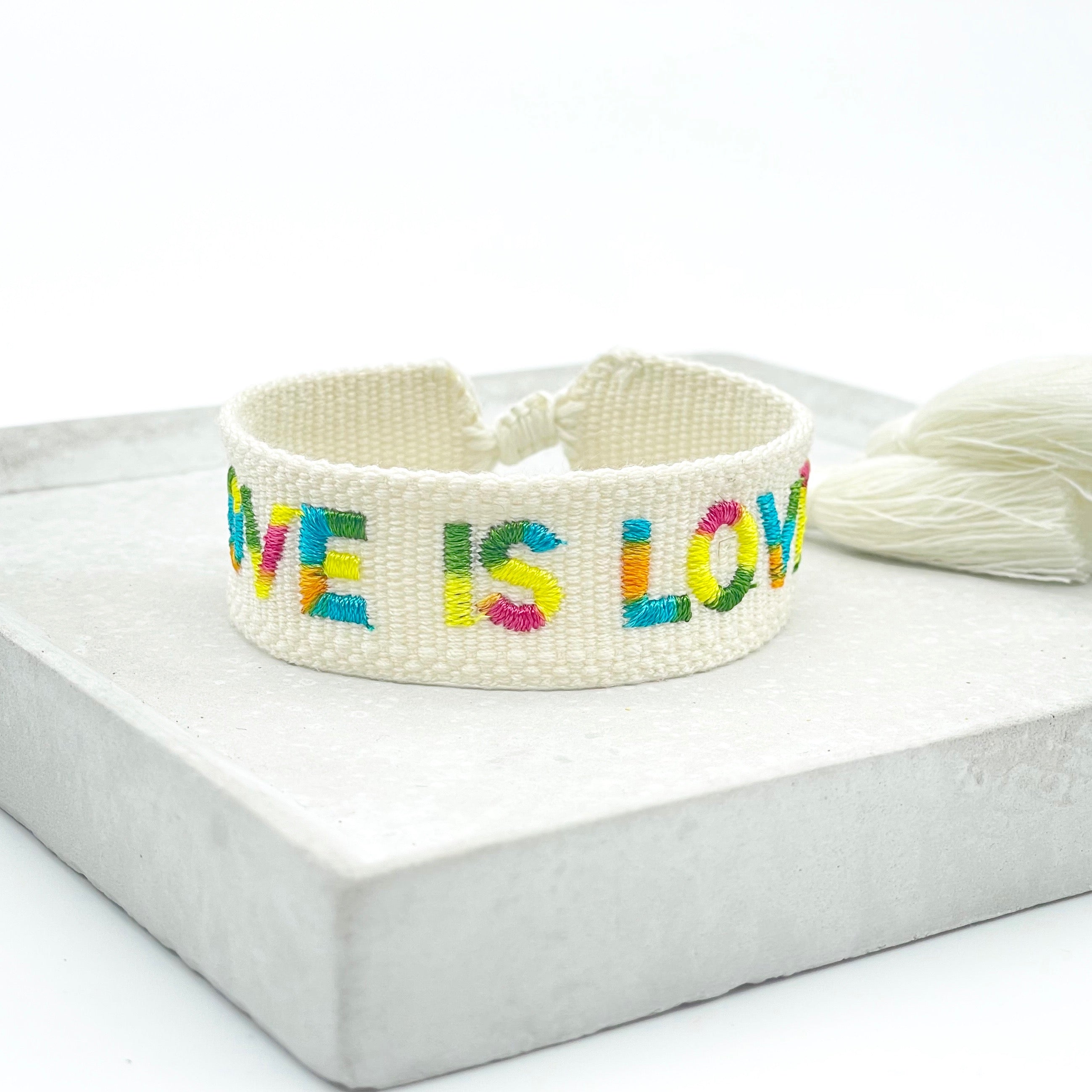 LOVE IS LOVE uttalande armband vävt, broderat image 1