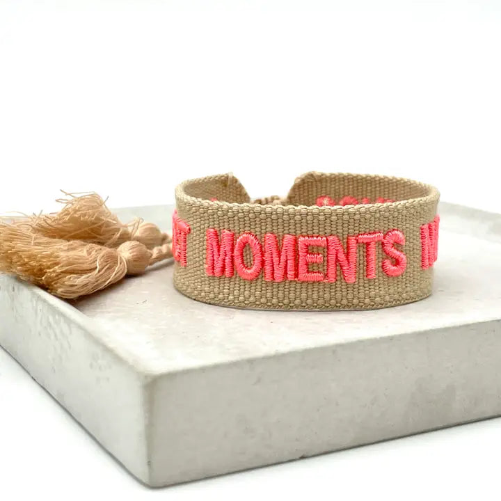 COLLECT MOMENTS NOT THINGS vävt budskapsarmband image 1