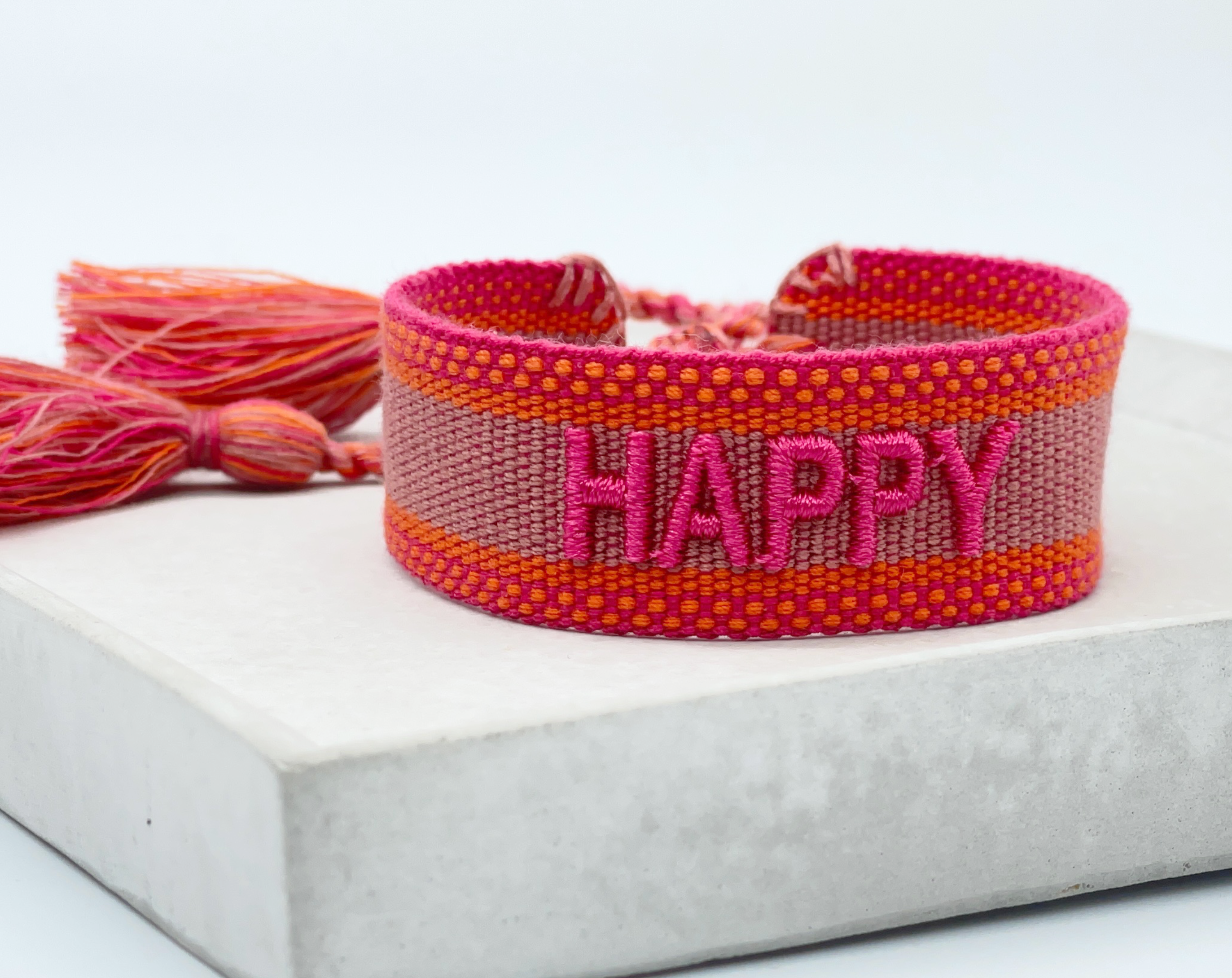 HAPPY uttalande armband vävt, broderat image 1